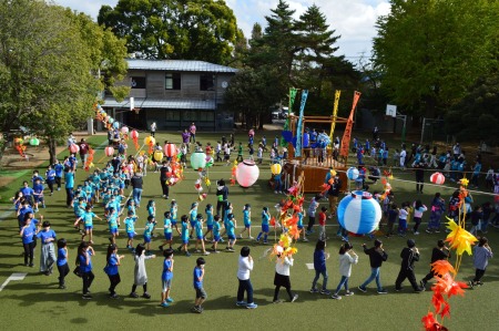 青グループのエンディングは広場で盆踊り