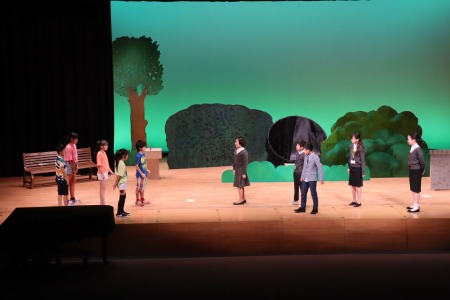 桜組は劇を上演。公園にあいた大きな穴をめぐる物語。会場から笑いが起こる楽しい劇でした