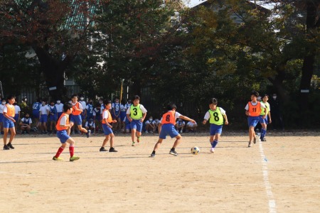 6年生は小グラウンドでサッカーのリーグ戦をしました