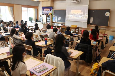 教室ではモニターを通して鑑賞。講堂の緊張感を感じながら、演奏が終わるたびに教室から盛大な拍手を送っていました