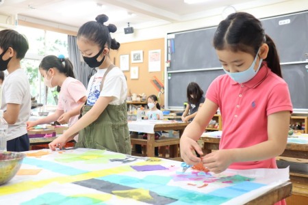 欅組は色あざやかなお花紙を貼り付けて作品づくり