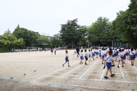 密を避けてグラウンドには一学年のみ。競技が終わると速やかに選手が入れ替わります