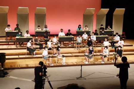 6年桜組はミニキーボード合奏で「キセキ」を披露。1音1音に心を込めてとても素敵な演奏をしました