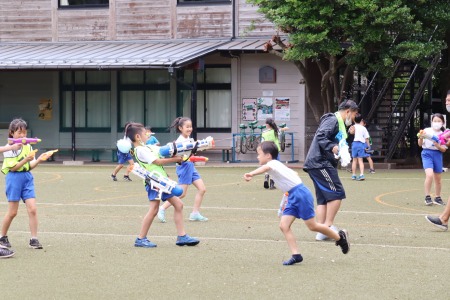 3年柚組はグラウンドで水鉄砲遊び。思いっきり走って思いっきり水を浴びました