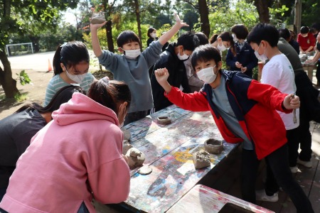 粘土で縄文土器づくりをする4年竹組。さわやかな秋の日差しの中での作品づくり、気持ちよさそうでした