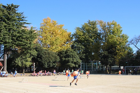 6年生は学年全員で競技をしました。写真はアンパンマンの人形を持って走るリレー「それいけアンパンマン」