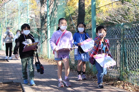 学園ウォークラリーを楽しんだ1年桃組。さっそくチェックポイントを発見！