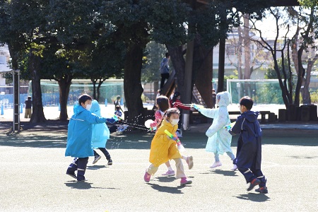 この日は快晴！外遊びをする子どもたちも気持ち良さそうです。写真は2年櫟組の子どもたち