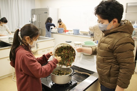 4年桐組は和紙づくりに挑戦。原料となる植物の採取、細かく切断、鍋で煮る工程をすべて子どもたちの手で体験しました