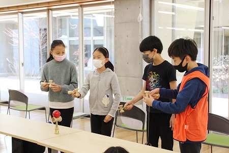 5年松組は4人チームでさまざまなゲームに挑戦しました。写真はけん玉チャレンジ