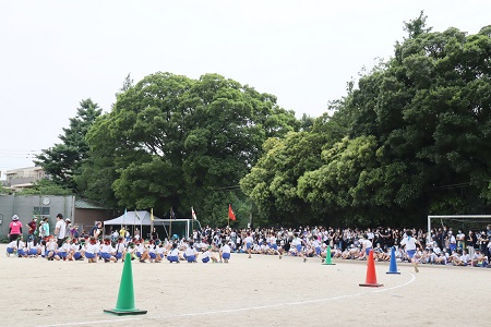 たくさんの観客の応援の中、ゴールを目指します