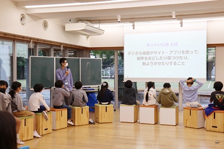 ネットいじめの特徴として、「気付かれにくい」「ずっと残る」などの意見が挙がりました