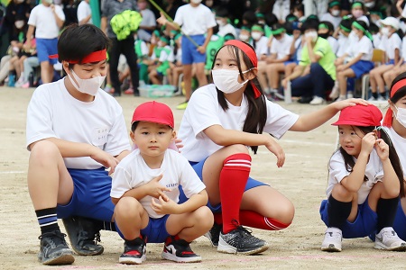 幼稚園と合同の種目では、児童が園児に優しく話しかける姿があちこちで見られました