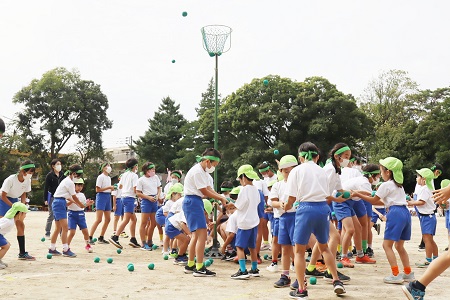 年中・年長組と小学5年生の「力を合わせて（101玉入れ）」