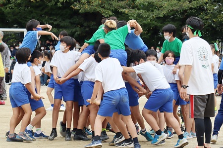 5・6年生の騎馬戦はあちこちで騎馬がぶつかり合いました