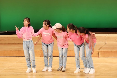 ダンスチームは踊りで仲間とのつながりを表現