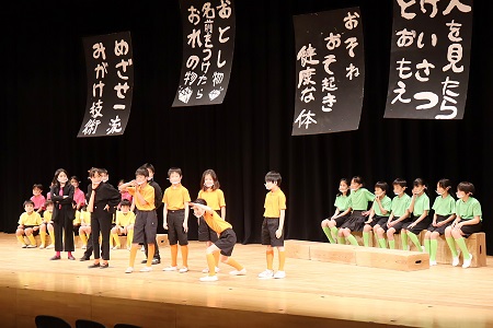 舞台はどろぼう学校へ。たくさんの生徒たちが先生の元でどろぼうになるべく勉強中