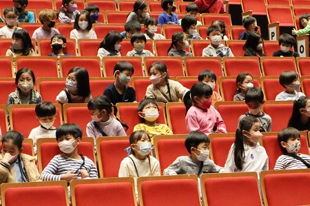 開始時間が近づくと次第に会場内が静まり、観劇する姿勢になる子どもたち