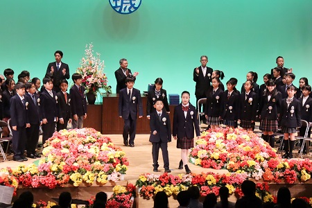 在校生、保護者、先生たちの大きな手拍子とともに卒業生が入場