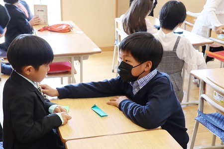 6年生は新入生一人一人に寄り添い、気持ちをほぐそうと言葉をかけていました