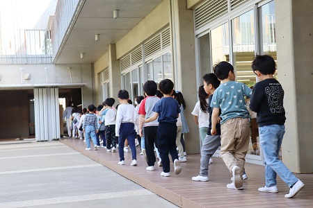 移動中も楽しそうに友達と話していました