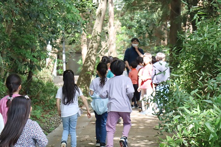 中学校高等学校へ向かいます