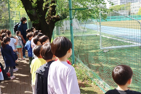 広い大グラウンドを眺める子どもたち