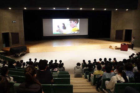 映像も交えながら、デジタル・シティズンシップ教育についての解説と親子での取り組み方の説明がありました