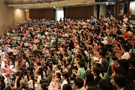 児童対象の1日目の音楽の会では、先生たちによる合唱も。会場は大盛り上がりでした