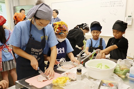 5年柚組広場でバーベキュー。写真は調理室で食材の下準備中の様子