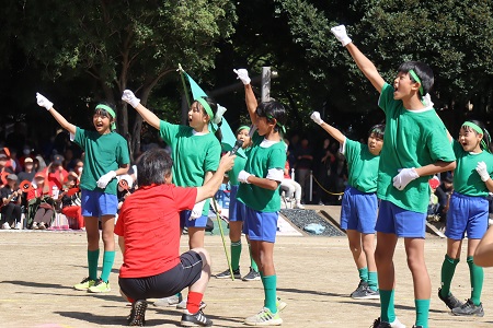 チームごとの応援合戦 対戦する相手チームとエールを贈り合いました