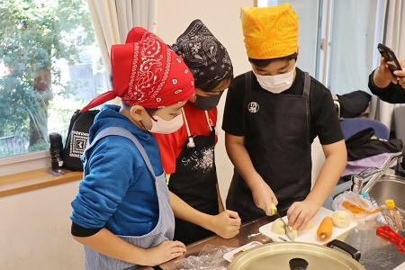 クラスデー前日、校内に宿泊した6年竹組。写真は、自分たちで買いに行った食材で、カレーを作っている様子。