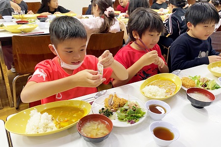 みんなで食べるごはんは格別です。