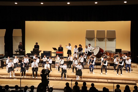 ブラスバンド部は「成城学園初等学校の歌　ファンファーレ」「サプライズ・シンフォニー」を披露