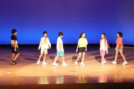 夜の学校に、忘れ物を取りに来た子どもたち