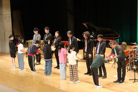 最後に4年生代表の子どもたちから感謝の気持ちを込めて、花束をプレゼントしました