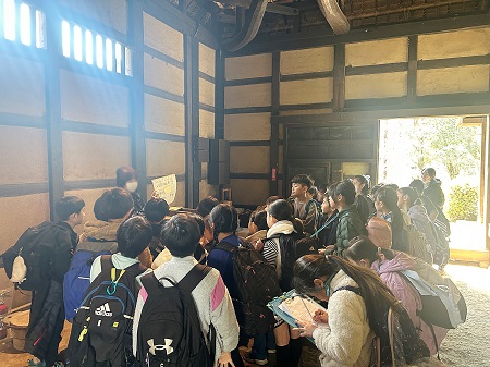 櫟組　世田谷区の様々な「昔」を探しに、歴史散歩に行きました。世田谷八幡宮の土俵や豪徳寺の招き猫を見つけたり、代官屋敷では、昔の道具を実際に見たり、使い方を教わることもできました。