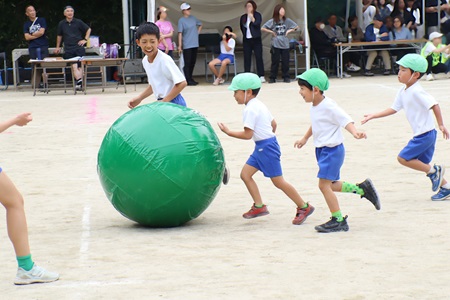 幼稚園児を6年生がサポートして大玉リレー(年中組~6年生)