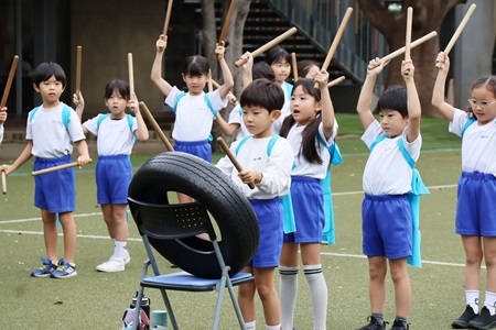 2年生は文化祭で発表する幕開き太鼓の練習
