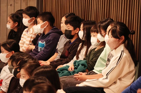 迫力ある歌声に引き込まれた様子の子どもたち