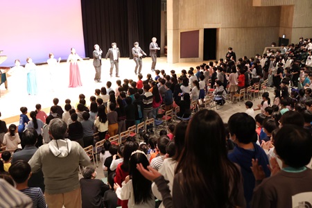 手を叩いたり、体を動かしながら全員合唱