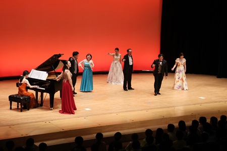 華やかなオペラも披露