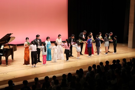 子どもたちから感謝の気持ちを込めて、花束をプレゼントしました