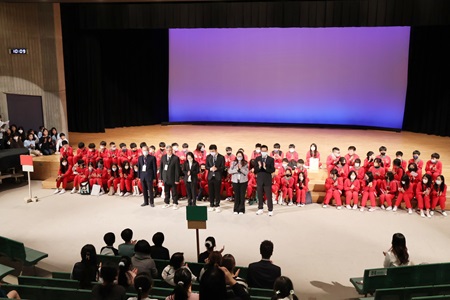 ヴィクトリア小学校の皆さんをお迎えして歓迎セレモニーが行われました