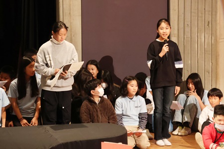 セレモニーの司会はコアラチームが担当、中国語の話せる児童が通訳を務めました