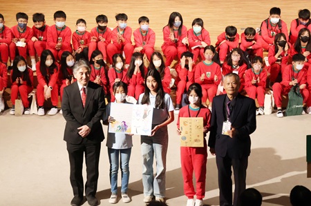 ヴィクトリア小学校の皆さんからお手紙の贈り物をいただきました