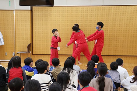 劇の授業ではジェスチャーから場面を推測する「何をしているでしょうか」ゲームに挑戦しました