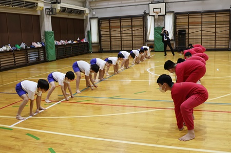 相撲の時間。 相撲の仕切りの姿勢で向き合います