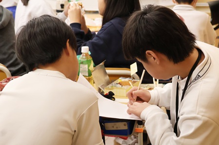 気持ちを伝える手段はそれぞれ。紙に書いたり