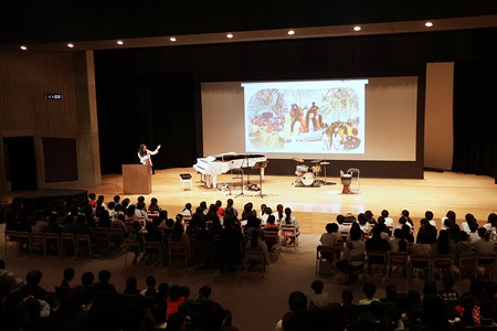 クラゲ館での取り組みについて映像を見ながら解説していただきました